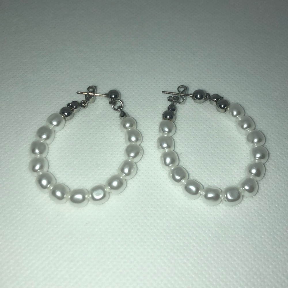 SALE!!!PEARL SILVER TONE EARRINGS BRAND NEW ONLY $10